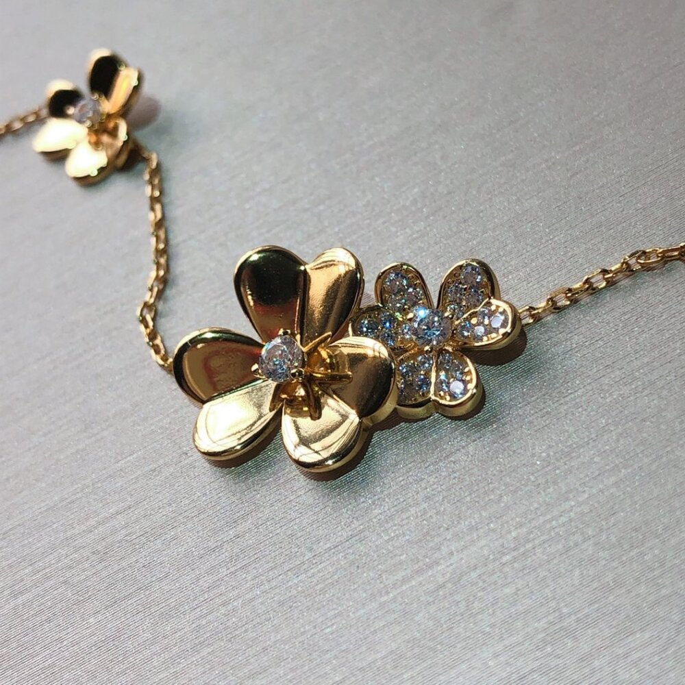 Excellent Used Condition VCA Bracelet - Picture 5 of 9